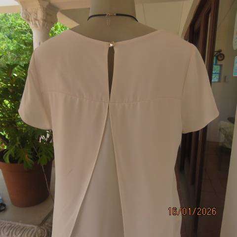 OASIS very white smart slip over top in 2 layers. Back layer open in middle. Size 34