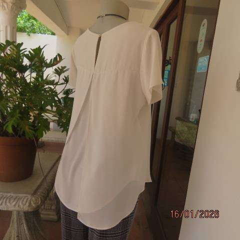 OASIS very white smart slip over top in 2 layers. Back layer open in middle. Size 34