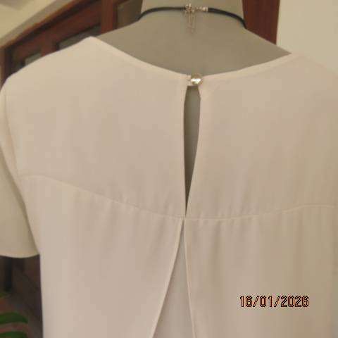 OASIS very white smart slip over top in 2 layers. Back layer open in middle. Size 34