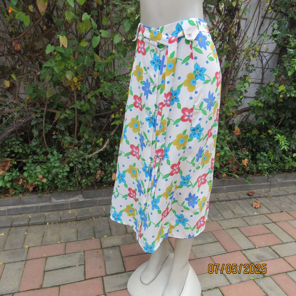 FASHIONETTE silky white polyester paneled A-line floral skirt. Elasticated back. Size 42