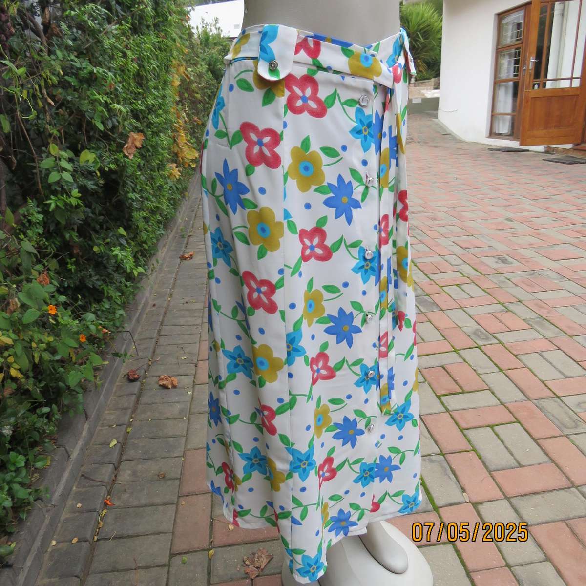 FASHIONETTE silky white polyester paneled A-line floral skirt. Elasticated back. Size 42