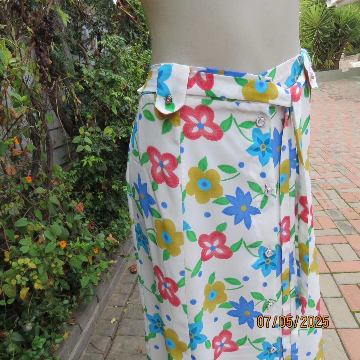 FASHIONETTE silky white polyester paneled A-line floral skirt. Elasticated back. Size 42