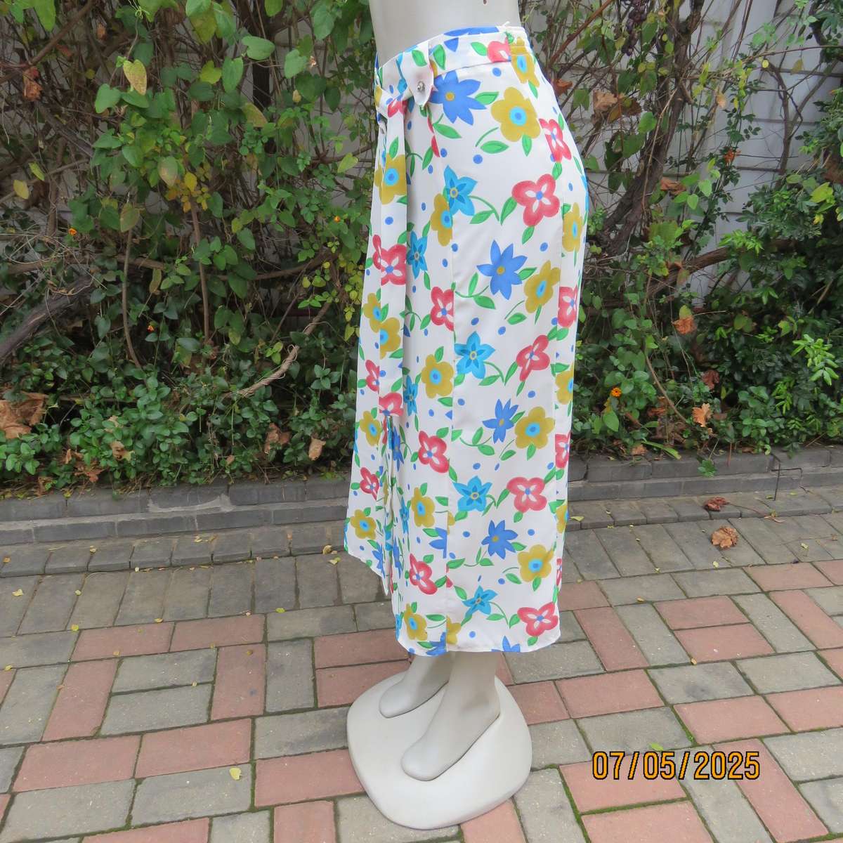 FASHIONETTE silky white polyester paneled A-line floral skirt. Elasticated back. Size 42