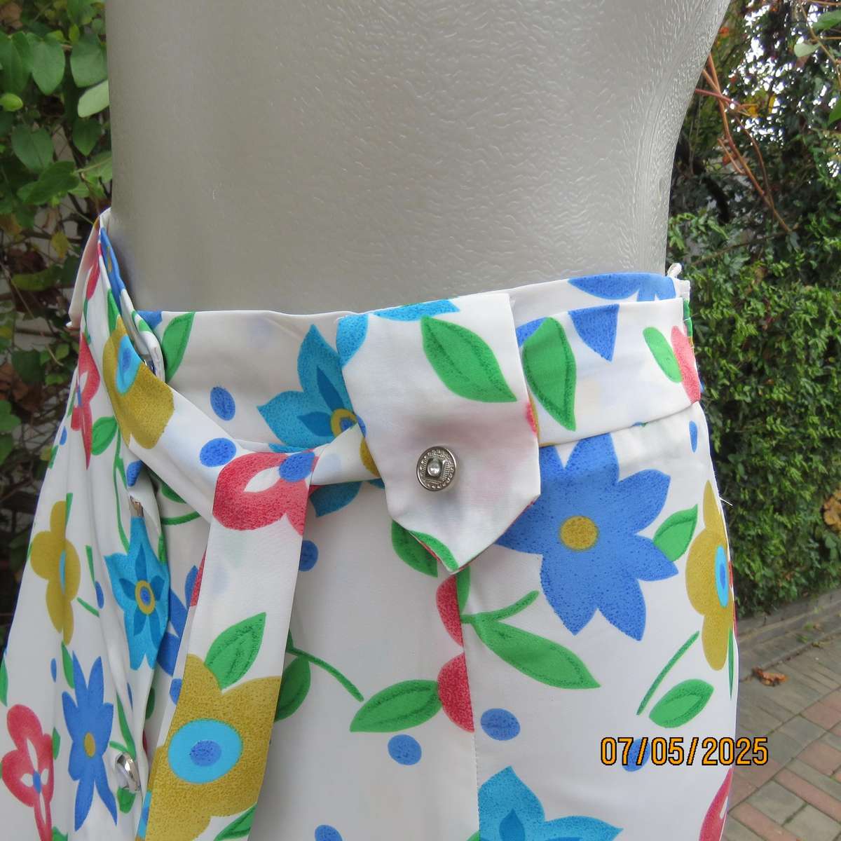 FASHIONETTE silky white polyester paneled A-line floral skirt. Elasticated back. Size 42