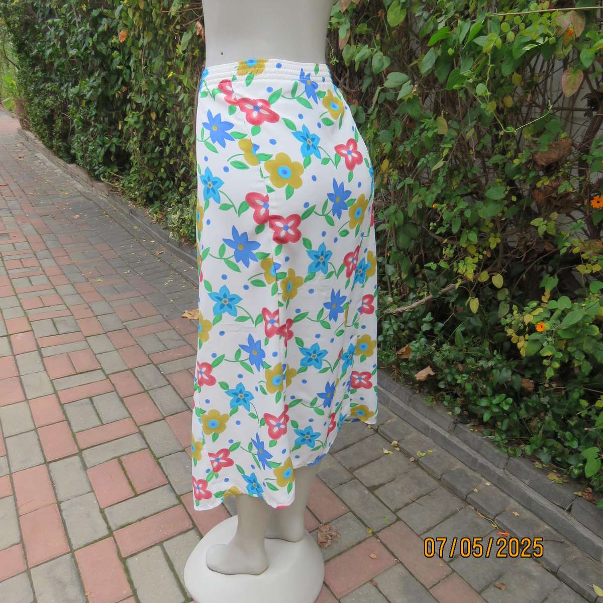 FASHIONETTE silky white polyester paneled A-line floral skirt. Elasticated back. Size 42