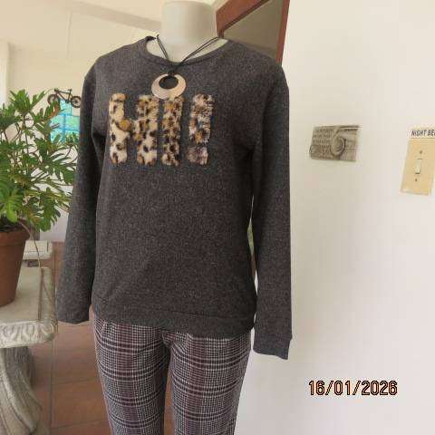 Grey mottled polyester knit warm long sleeve top with animal wool logo HI! on front. Size 32-34