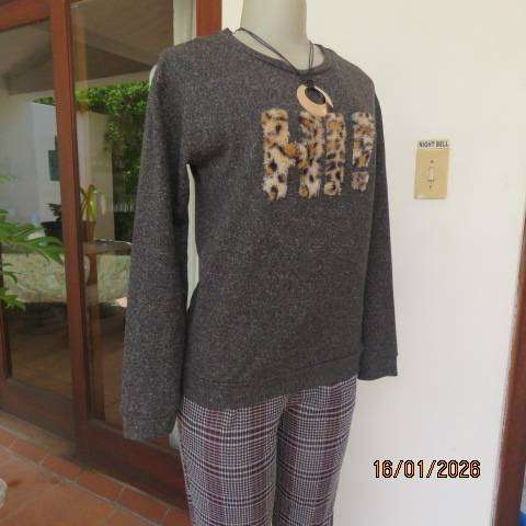 Grey mottled polyester knit warm long sleeve top with animal wool logo HI! on front. Size 32-34