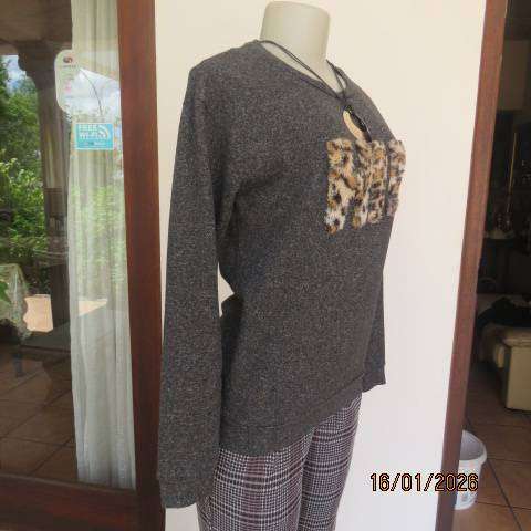 Grey mottled polyester knit warm long sleeve top with animal wool logo HI! on front. Size 32-34