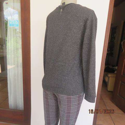 Grey mottled polyester knit warm long sleeve top with animal wool logo HI! on front. Size 32-34