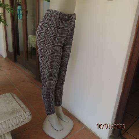 LEGIT skinny black-white-pink check thick polyester stretch pants. Side pockets. Size 32-34