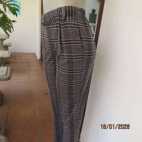 LEGIT skinny black-white-pink check thick polyester stretch pants. Side pockets. Size 32-34