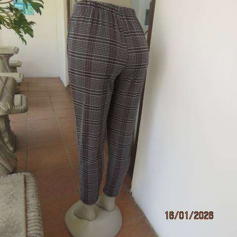 LEGIT skinny black-white-pink check thick polyester stretch pants. Side pockets. Size 32-34