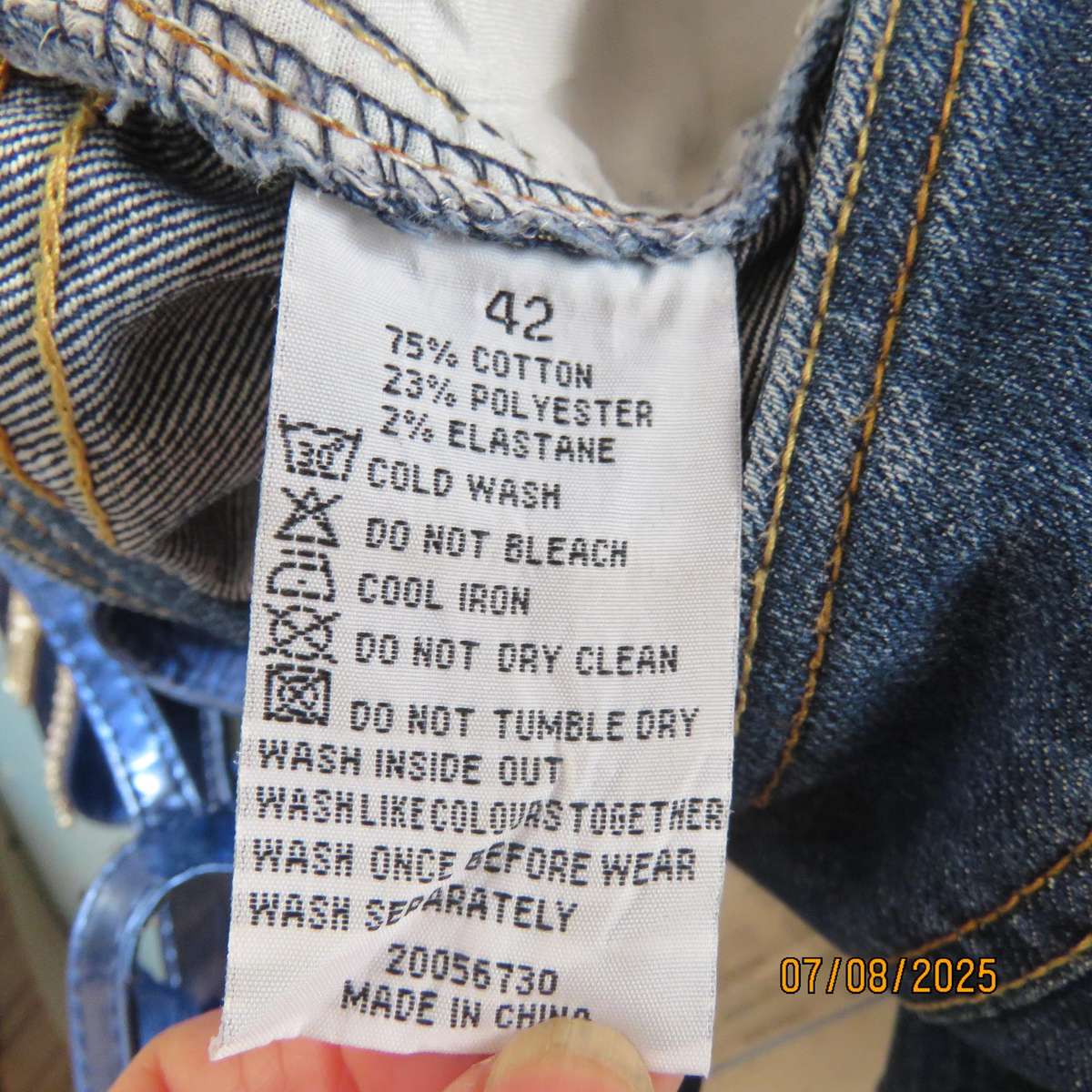 Blue denim tapered leg cropped pants size 44. Two button hem opening.