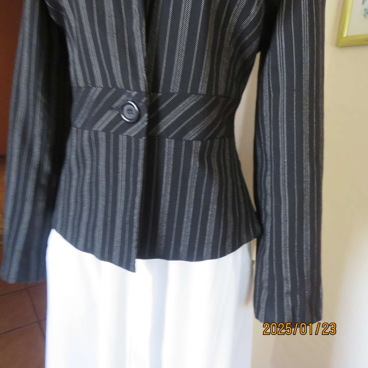 Smart long sleeve black-silver vertical striped fully lined jacket. Size 36. Close 1 button. As new