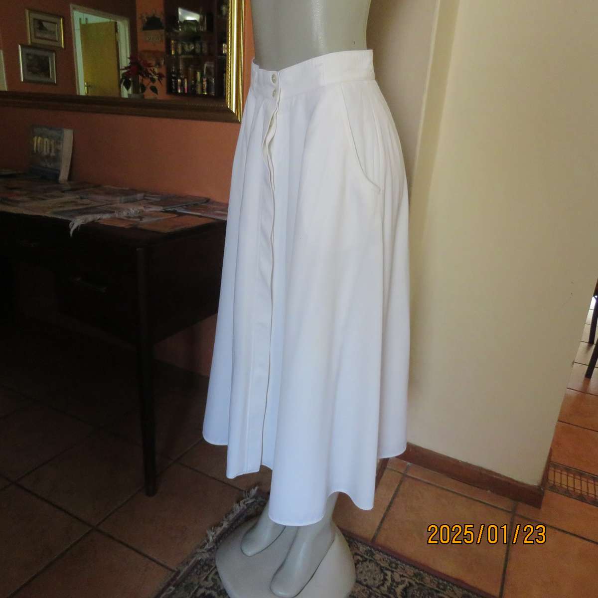 CLASSIQUE high quality white wide A-line fully lined skirt. Side pockets.Size 38.Hidden button down.