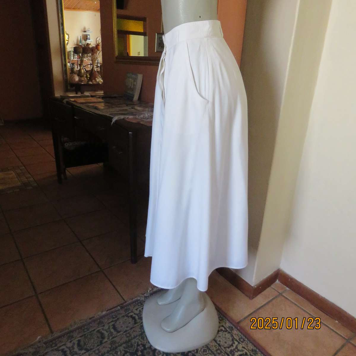 CLASSIQUE high quality white wide A-line fully lined skirt. Side pockets.Size 38.Hidden button down.