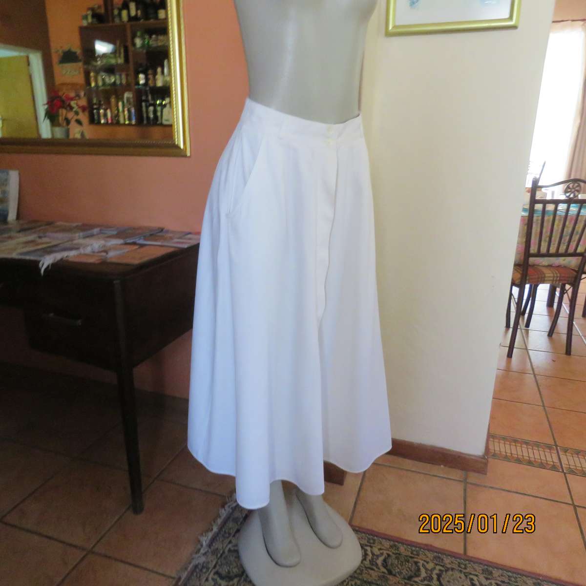 CLASSIQUE high quality white wide A-line fully lined skirt. Side pockets.Size 38.Hidden button down.