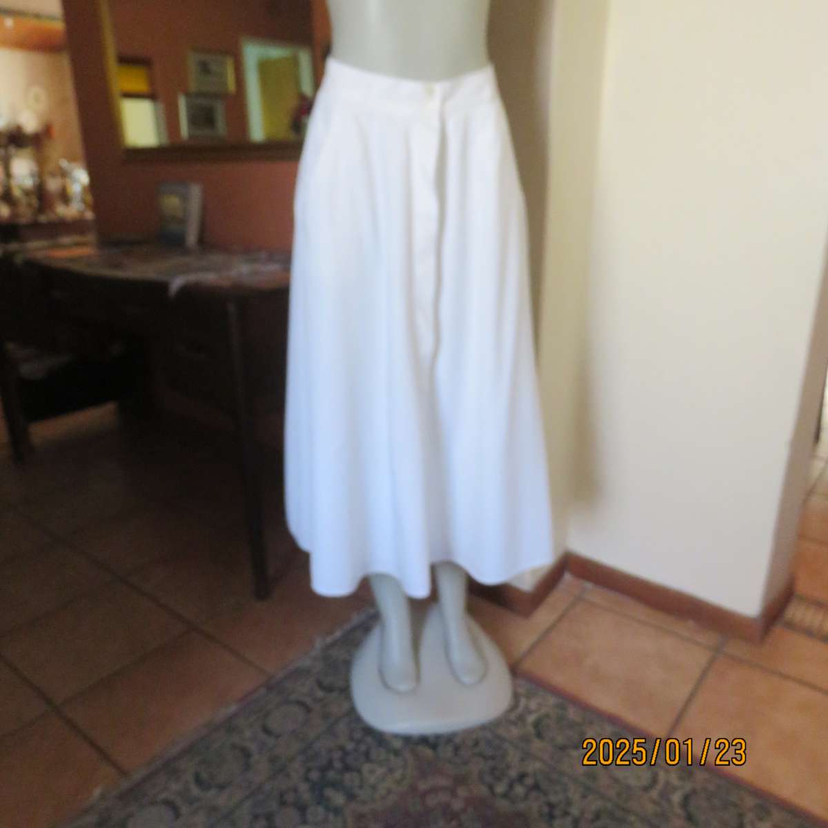 CLASSIQUE high quality white wide A-line fully lined skirt. Side pockets.Size 38.Hidden button down.