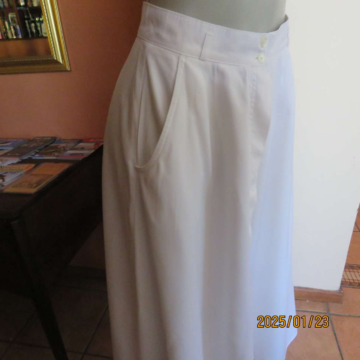CLASSIQUE high quality white wide A-line fully lined skirt. Side pockets.Size 38.Hidden button down.