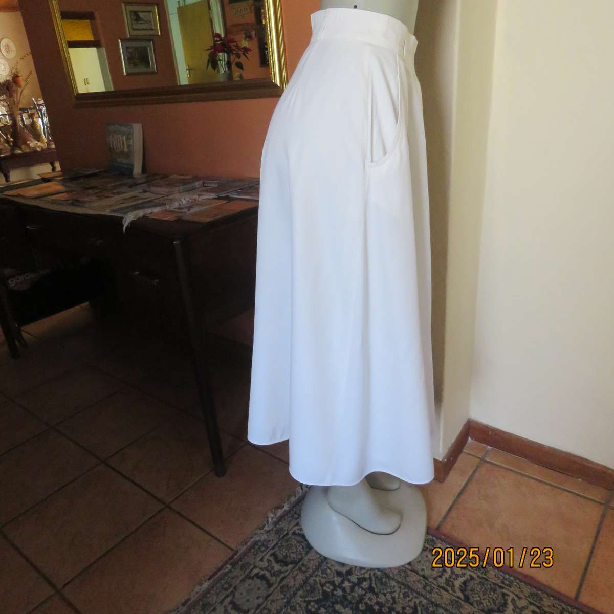 CLASSIQUE high quality white wide A-line fully lined skirt. Side pockets.Size 38.Hidden button down.