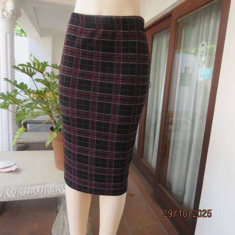 FIX black-white-red check stretch textured polyester bodycon skirt Size 34