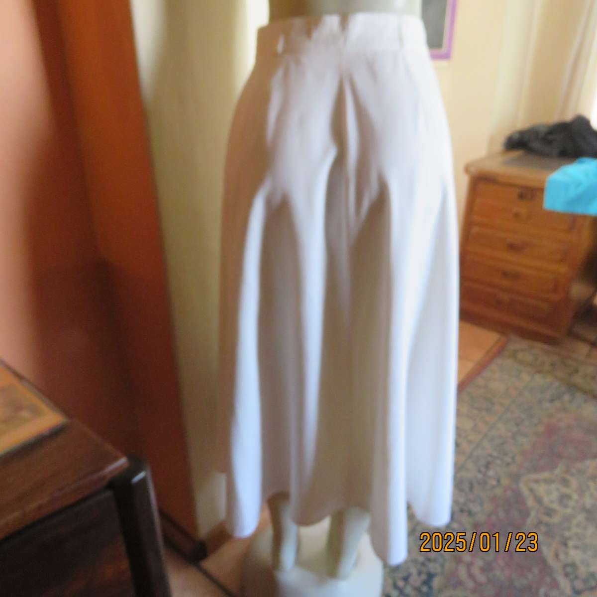 CLASSIQUE high quality white wide A-line fully lined skirt. Side pockets.Size 38.Hidden button down.