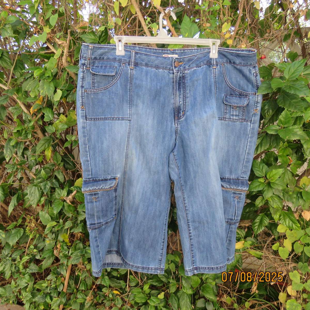 FADED GLORY blue denim cropped jeans size 48 with 7 pockets. In polycotton.