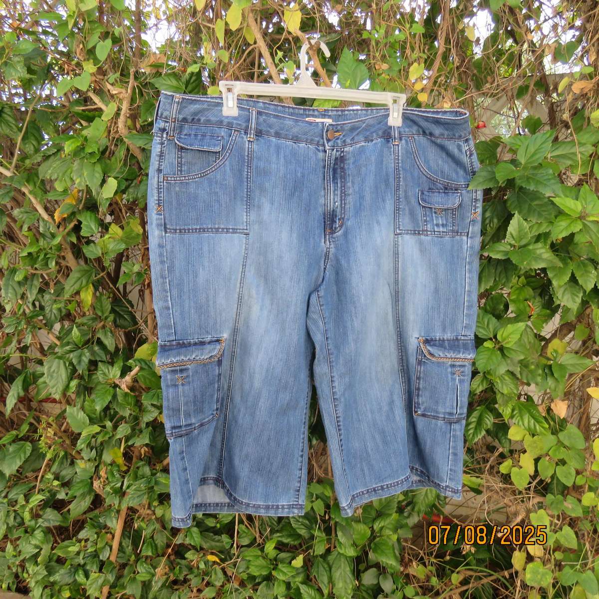 FADED GLORY blue denim cropped jeans size 48 with 7 pockets. In polycotton.