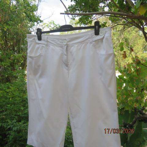 Ladies white cotton cropped pants with straight legs, size 44