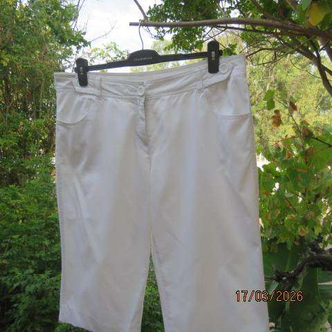 Ladies white cotton cropped pants with straight legs, size 44