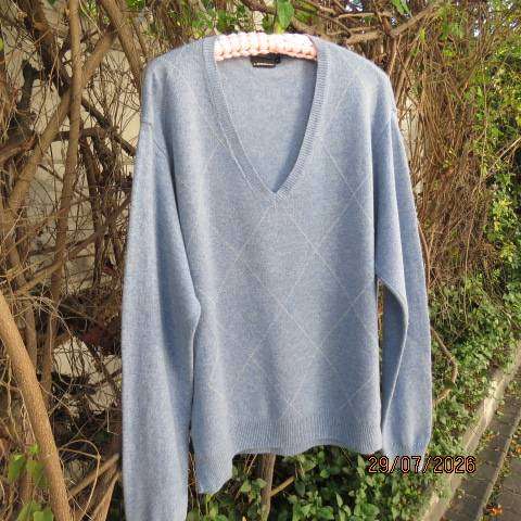 LEGEND light blue pure new wool men's knitted pullover with V neck and diamond pattern size large