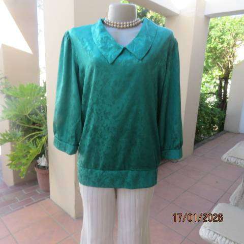 Emerald green boutique made sllky embossed polyester top with collar and sleeves. Size 40