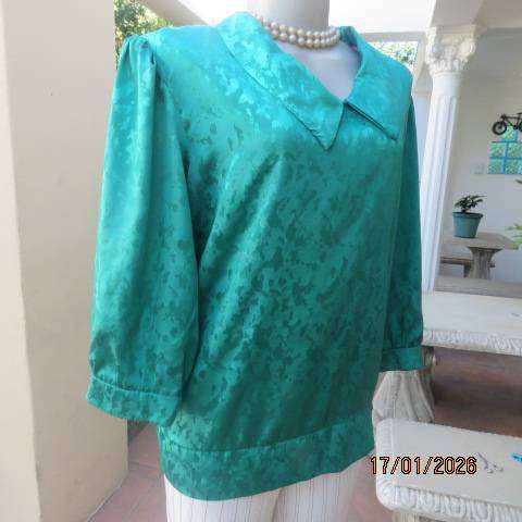 Emerald green boutique made sllky embossed polyester top with collar and sleeves. Size 40