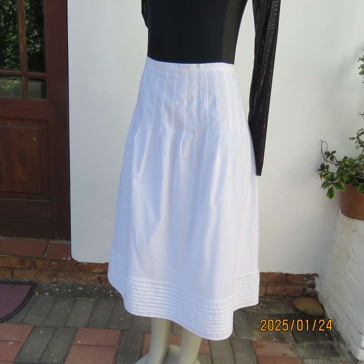 Stunning white polycotton fully lined skirt. Tucked seam decoration top and bottom.Size 42.As new