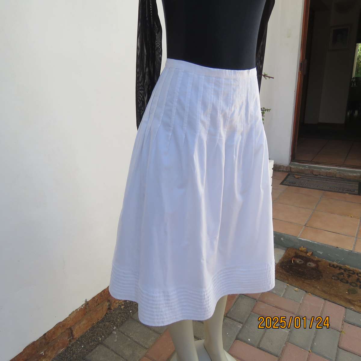 Stunning white polycotton fully lined skirt. Tucked seam decoration top and bottom.Size 42.As new