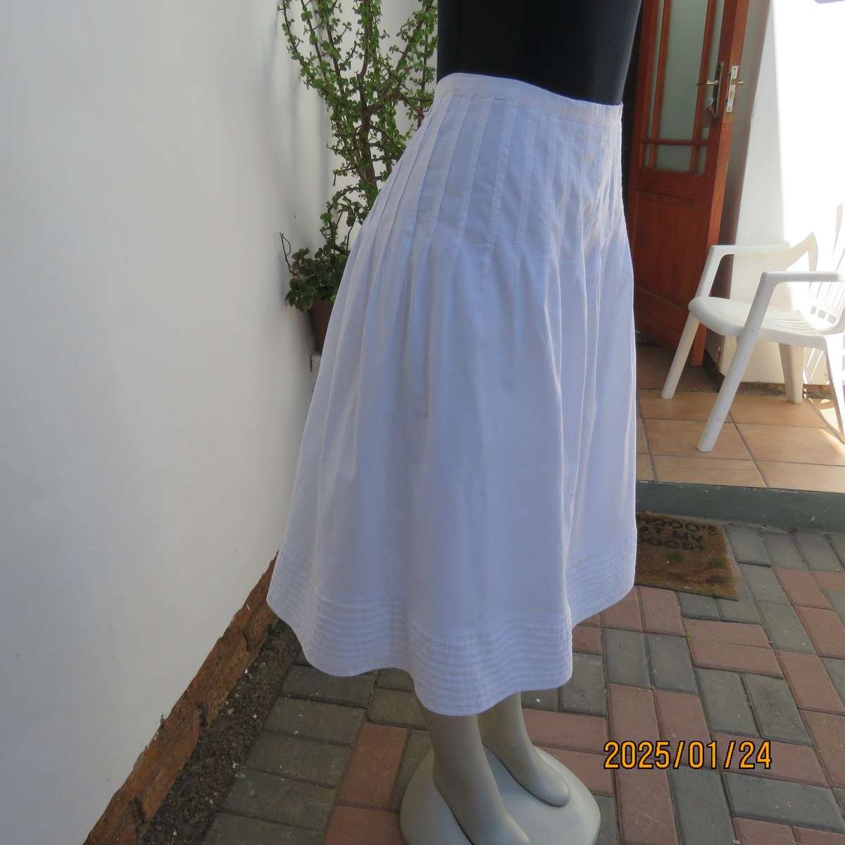 Stunning white polycotton fully lined skirt. Tucked seam decoration top and bottom.Size 42.As new