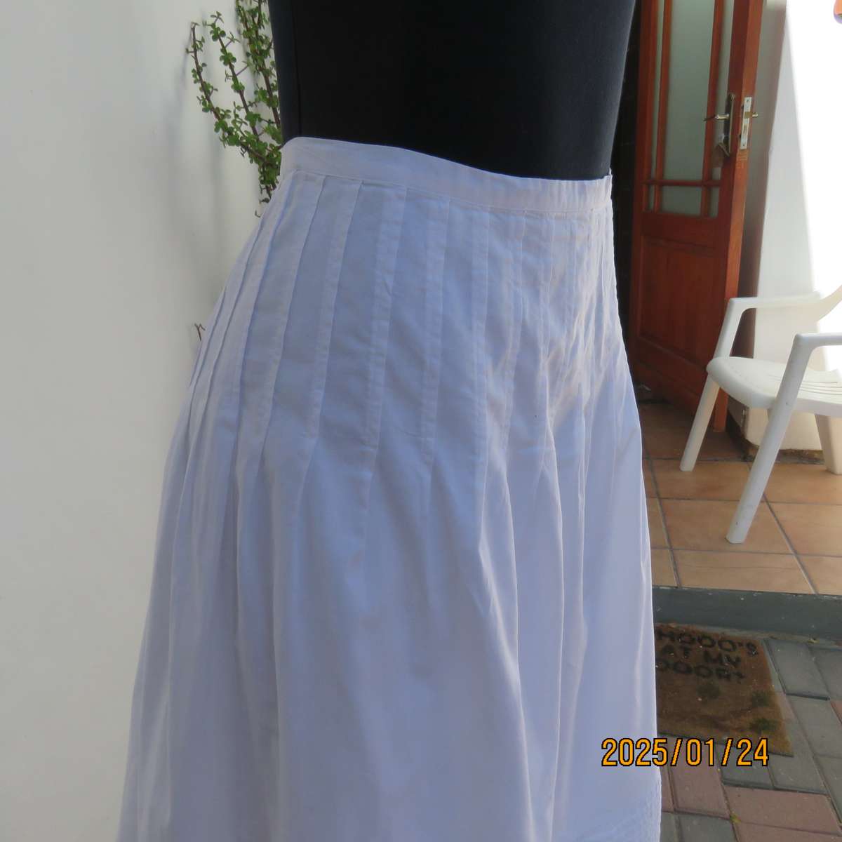 Stunning white polycotton fully lined skirt. Tucked seam decoration top and bottom.Size 42.As new