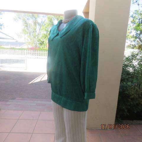 Emerald green boutique made sllky embossed polyester top with collar and sleeves. Size 40