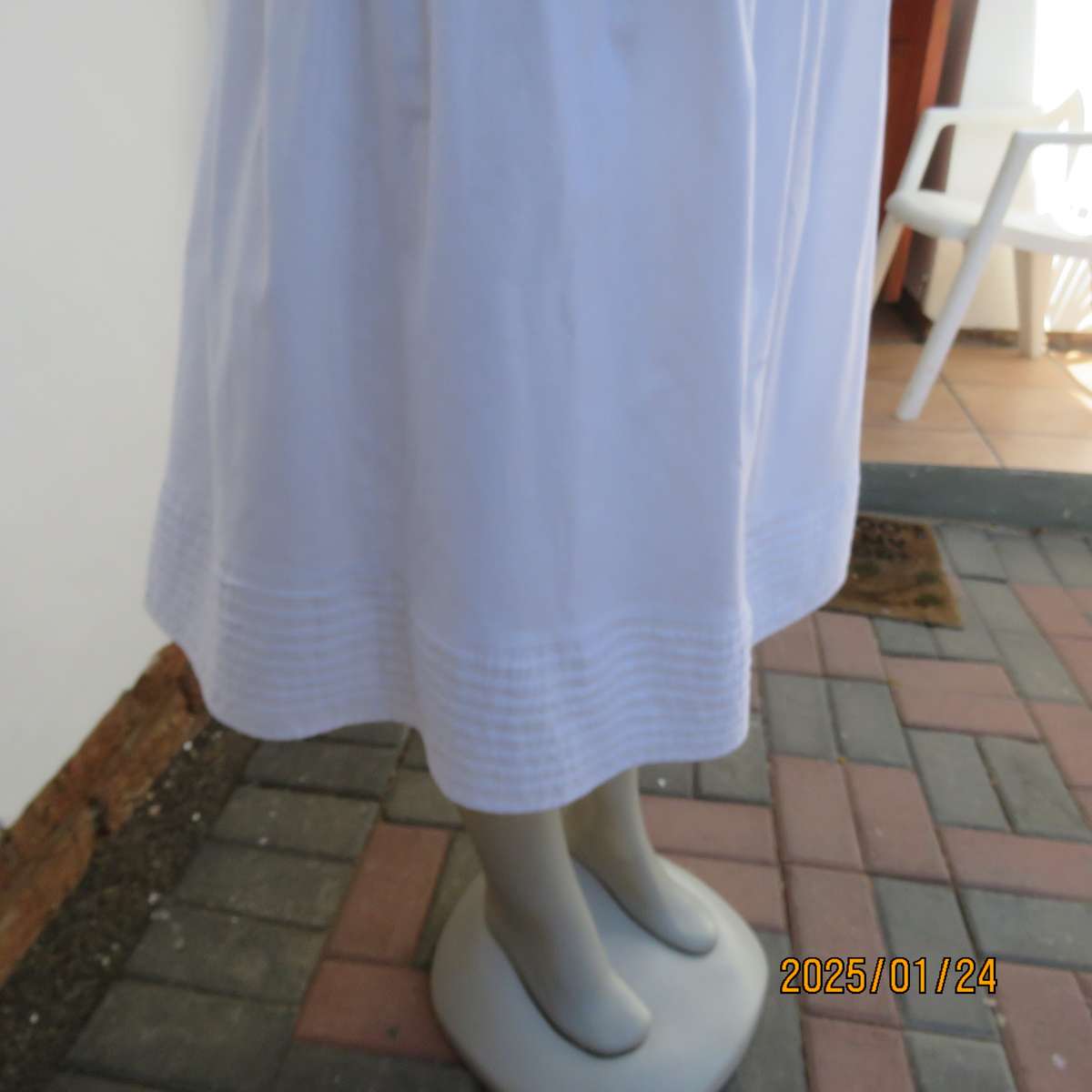 Stunning white polycotton fully lined skirt. Tucked seam decoration top and bottom.Size 42.As new