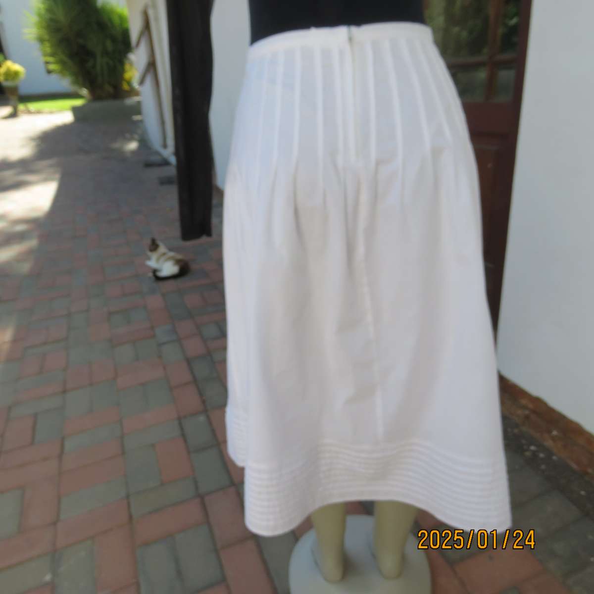 Stunning white polycotton fully lined skirt. Tucked seam decoration top and bottom.Size 42.As new