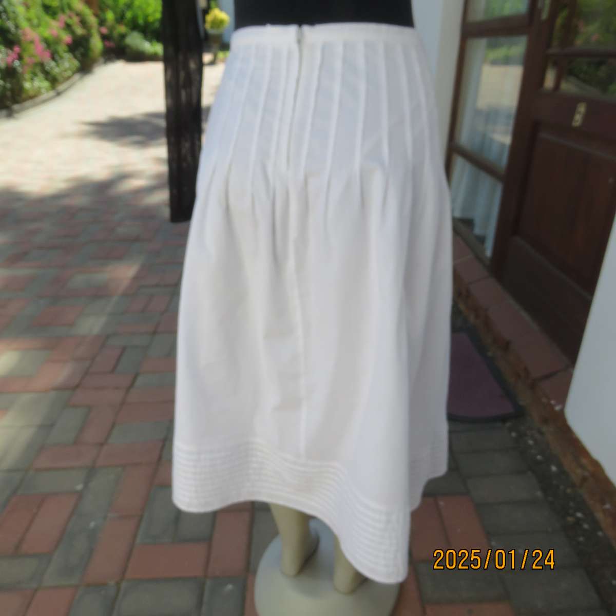 Stunning white polycotton fully lined skirt. Tucked seam decoration top and bottom.Size 42.As new