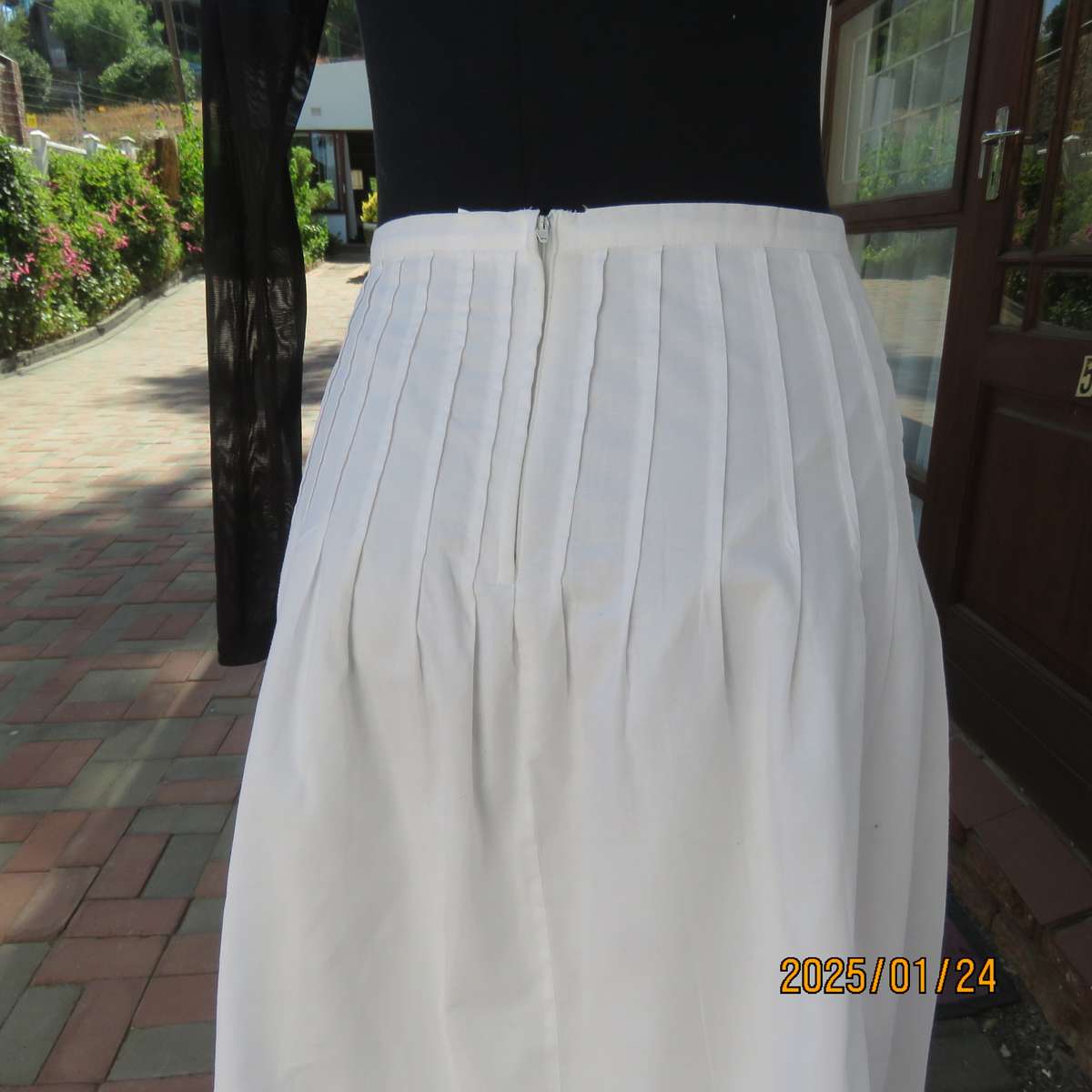 Stunning white polycotton fully lined skirt. Tucked seam decoration top and bottom.Size 42.As new