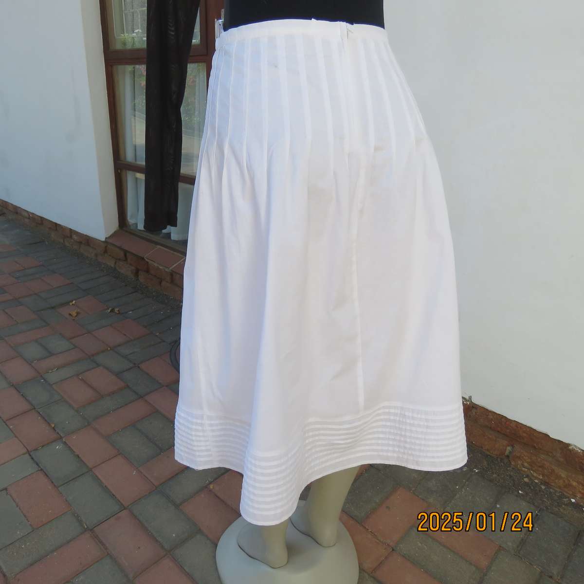 Stunning white polycotton fully lined skirt. Tucked seam decoration top and bottom.Size 42.As new
