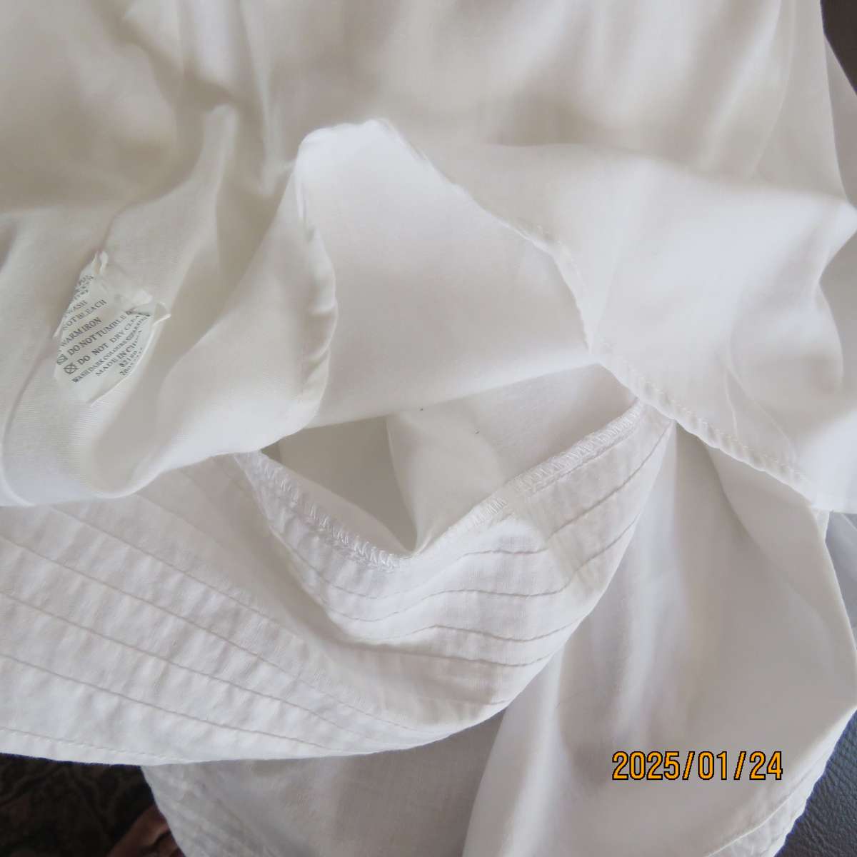 Stunning white polycotton fully lined skirt. Tucked seam decoration top and bottom.Size 42.As new