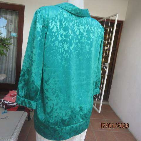 Emerald green boutique made sllky embossed polyester top with collar and sleeves. Size 40
