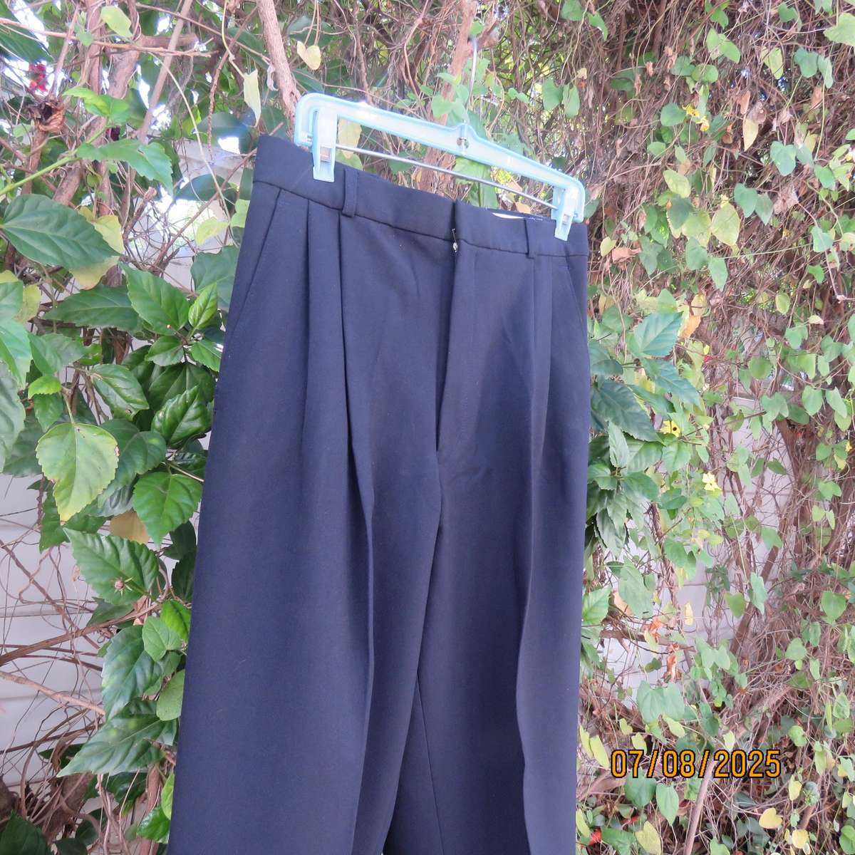 ENZO Munaro navy pants with turnovers. Size 30. 100% polyester.