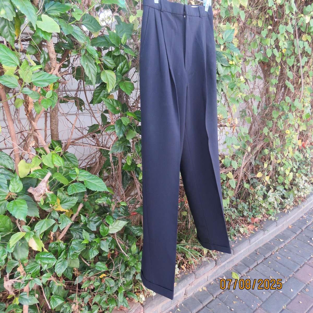 ENZO Munaro navy pants with turnovers. Size 30. 100% polyester.