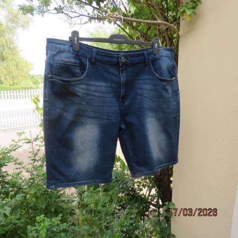 Blue denim polycotton stretch shorts with back and front pockets, size 44