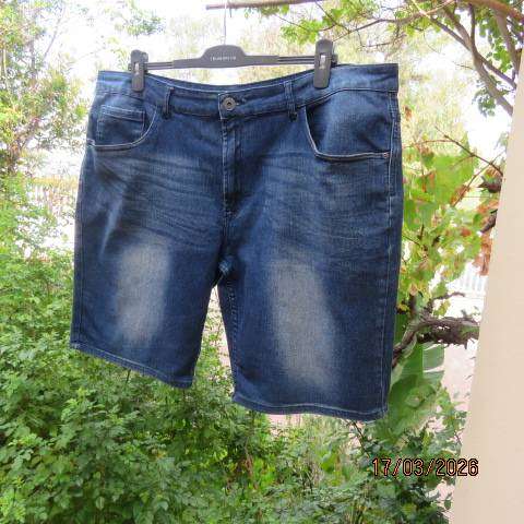 Blue denim polycotton stretch shorts with back and front pockets, size 44