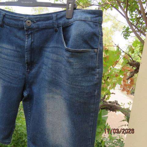 Blue denim polycotton stretch shorts with back and front pockets, size 44